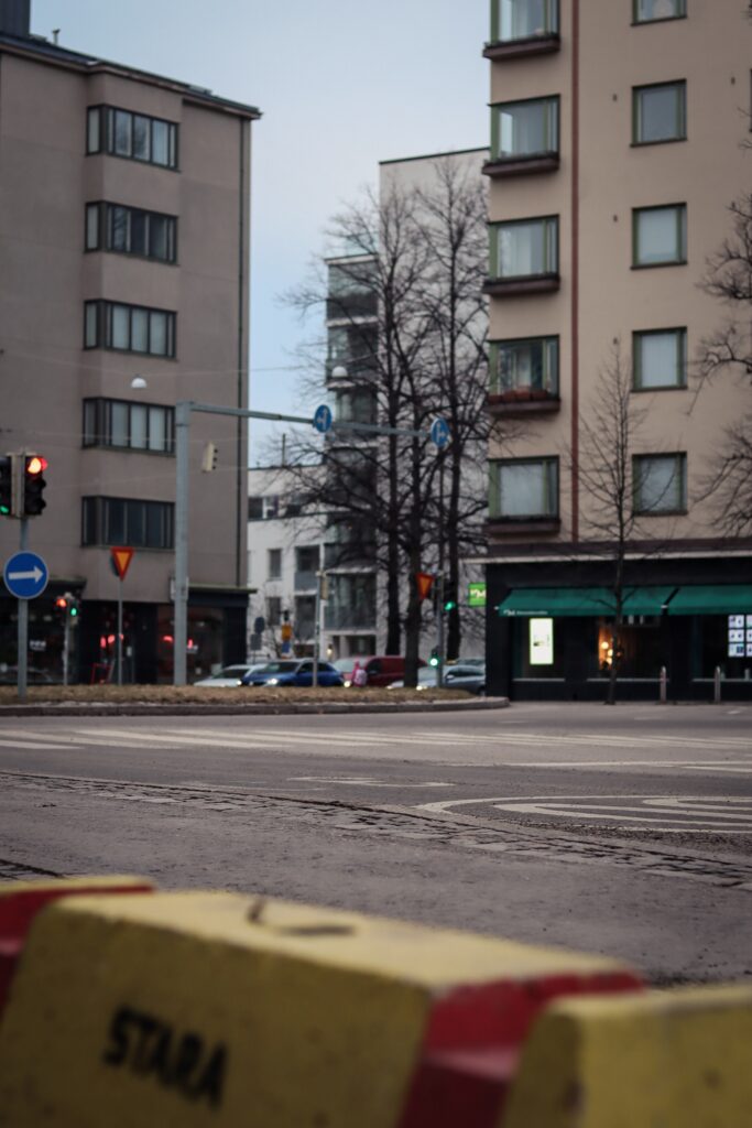 Valokuva. Näkymä Linnankoskenkadulta Nordenskiöldinaukiolle.