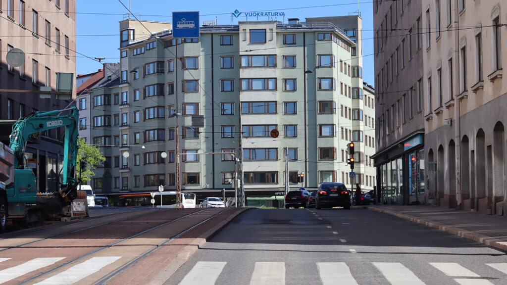 Länsiratikoiden rakentaminen alkaa 25.5. Näkymä Runeberginkadulta Töölöntorin suuntaan. Läntiseen Helsinkiin keskittyvässä raitiotie- ja kaupunkikehityshankkeessa rakennetaan ja uusitaan lähivuosina merkittävästi raitiotieverkkoa ja kunnallistekniikkaa sekä toteutetaan katuympäristön muutoksia.