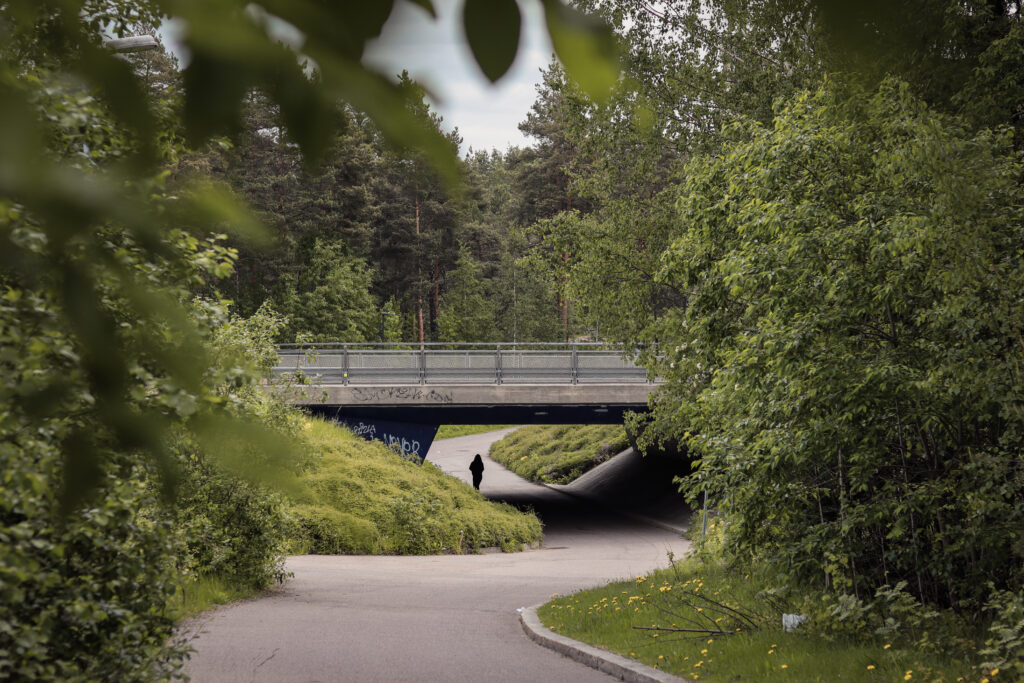 Kävelijä alikulkutunnelissa Haagan ympyrän alueella.