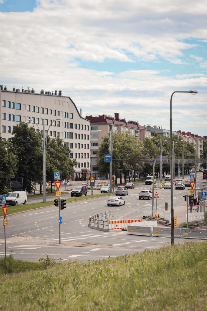 Näkymä Turunväylän kukkulalta Huopalahdentielle.